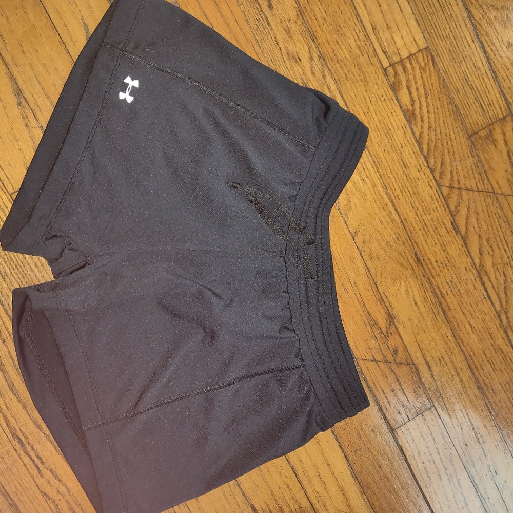 Women's M Under Armour Shorts